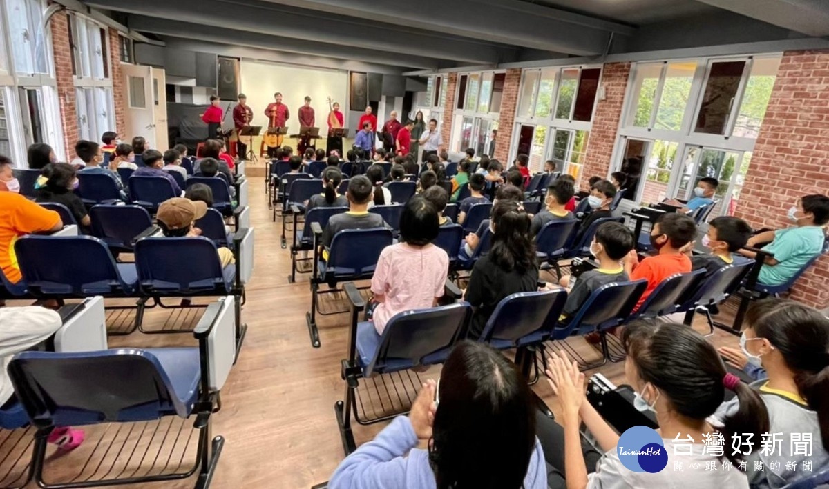 和平國小的視聽教室,讓更多偏鄉及弱勢的孩子沉浸在音樂的殿堂裡,使藝術教育普及深耕