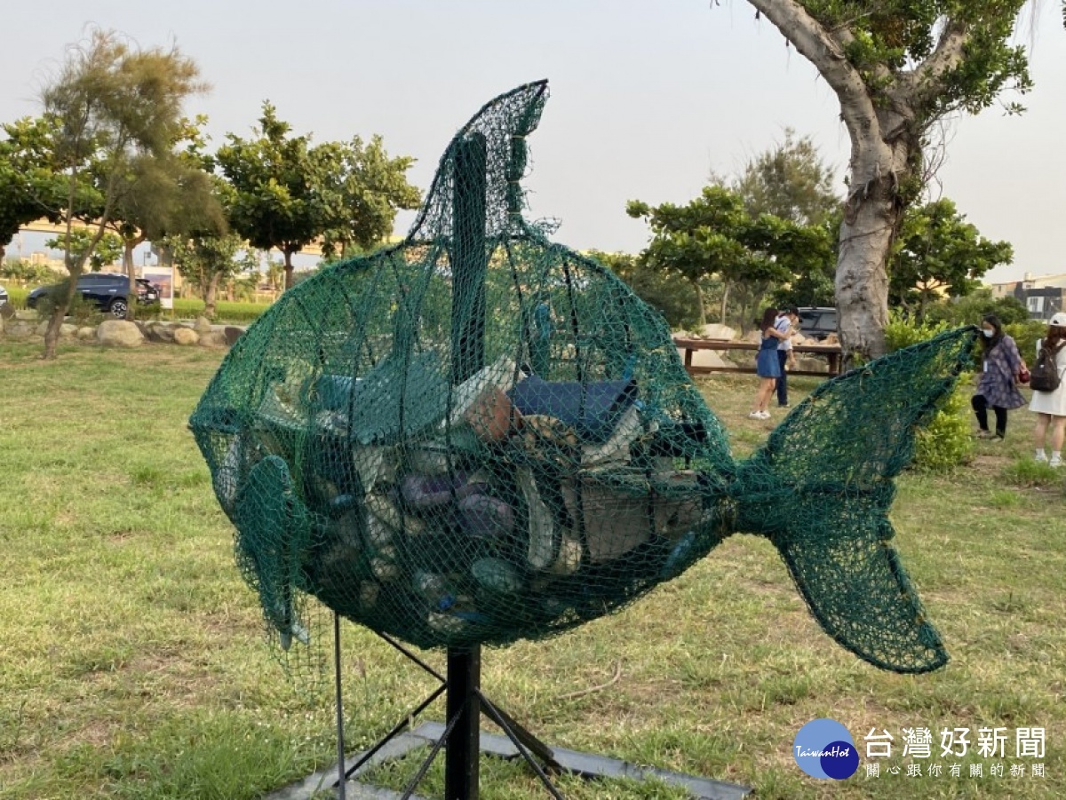 出水公園內以海洋廢棄物作成的「海廢魚」雕塑，強調海洋環境保育的重要。(圖/生活中心攝)