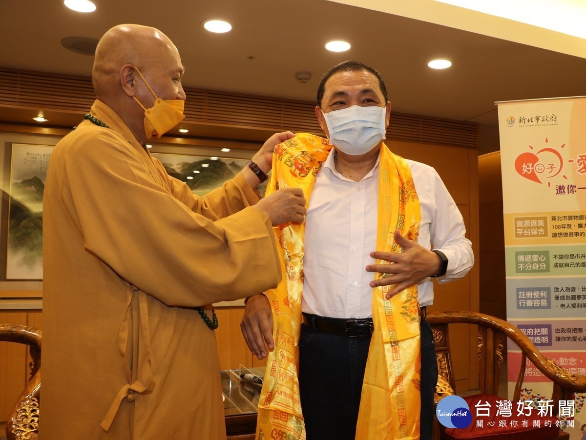 釋宗道法師體恤侯友宜在疫情期間的辛勞 特別獻上哈達加持