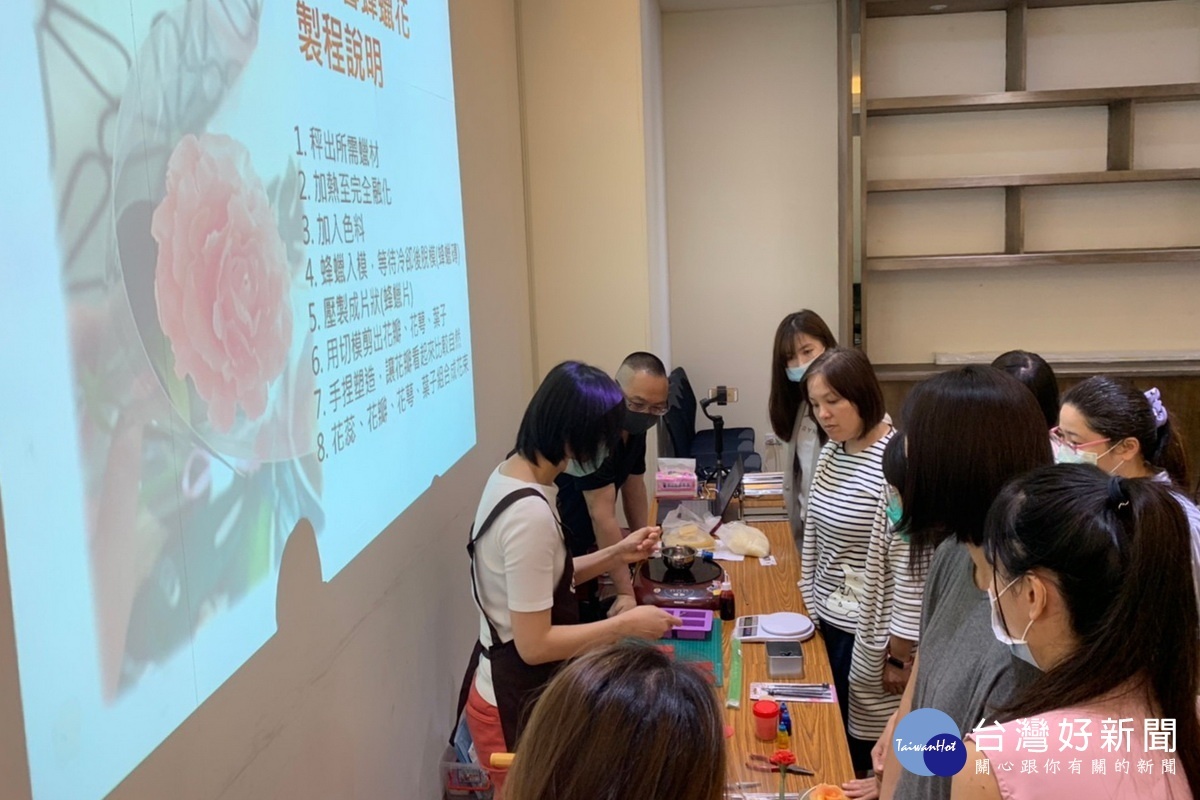 桃園市政府青年事務局青年職人工作坊蜂蠟花上課情形。