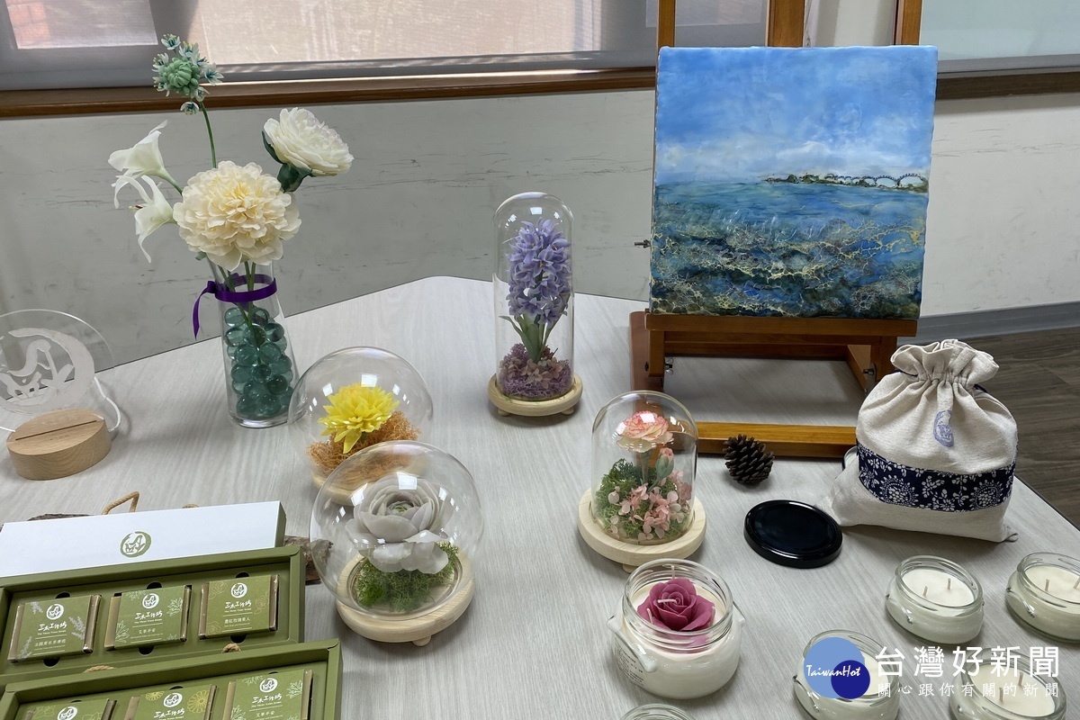 洪淑貞所製作的手工蜂蠟花大豆蠟精油蠟燭。