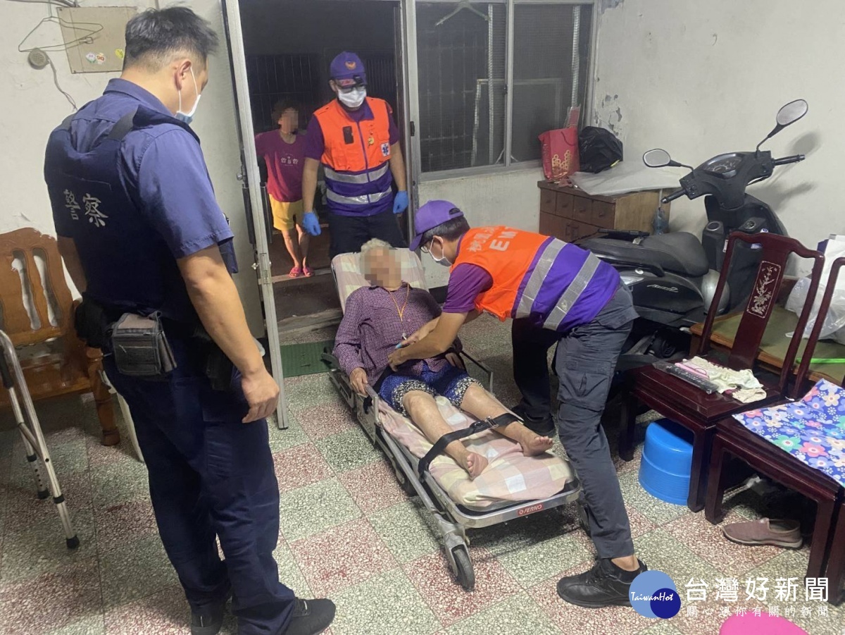 9旬婦家中跌倒吹哨求助,警、消合力解鎖救援