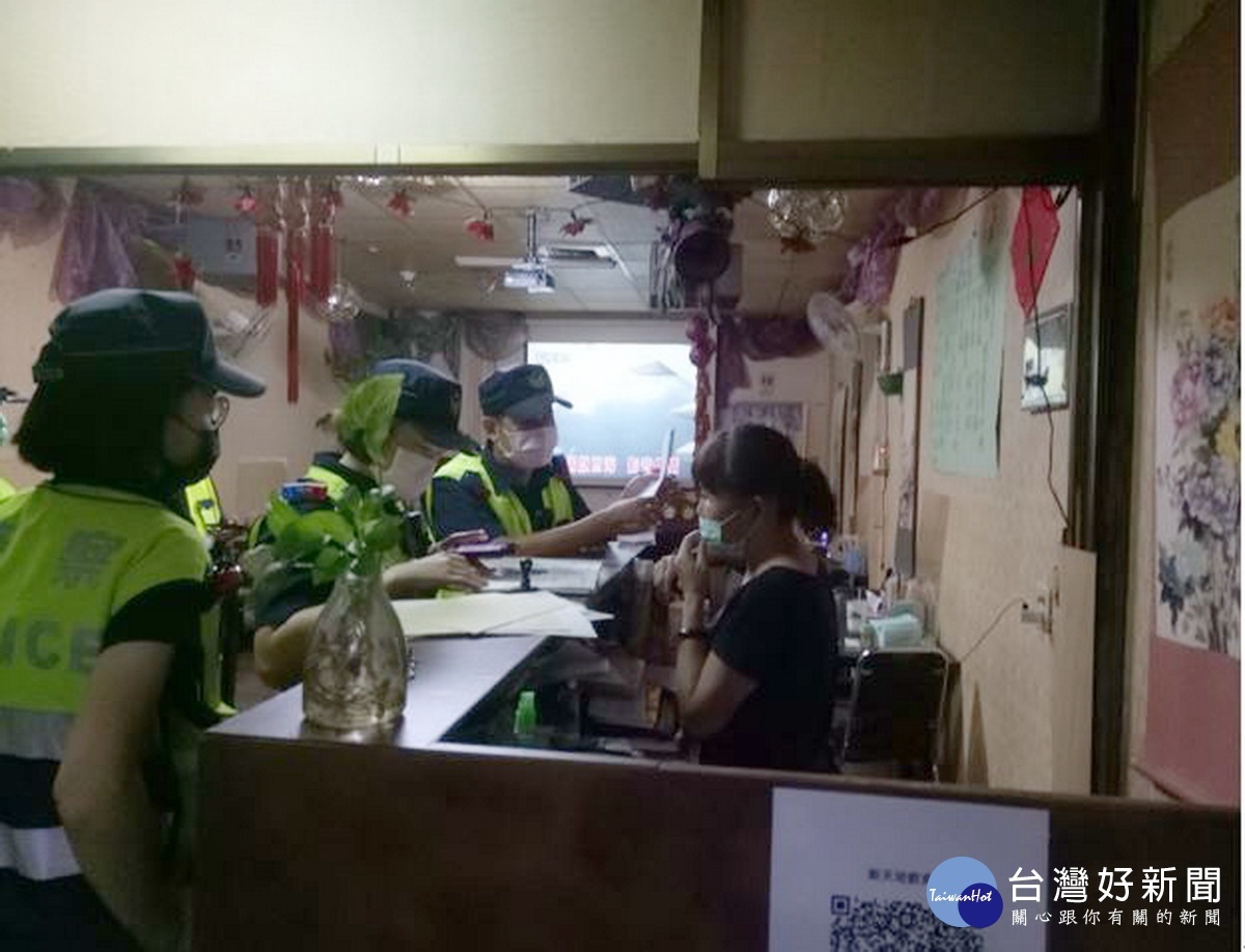 警方擴大臨檢勤務。