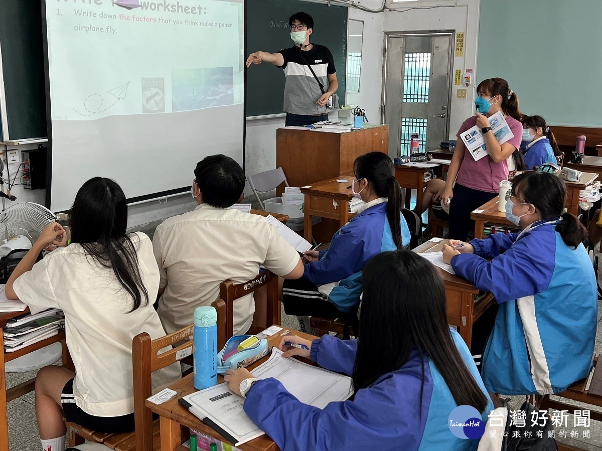 錦和高中團隊在講座中進行雙語教學分享