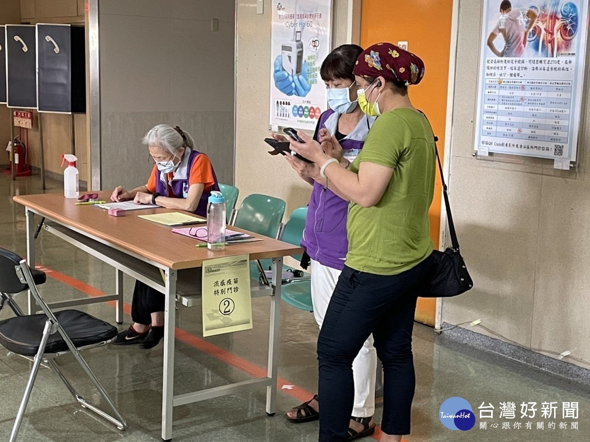 衛生保健志工在疫情嚴峻期間,仍毅然地投入服務,精神令人感佩