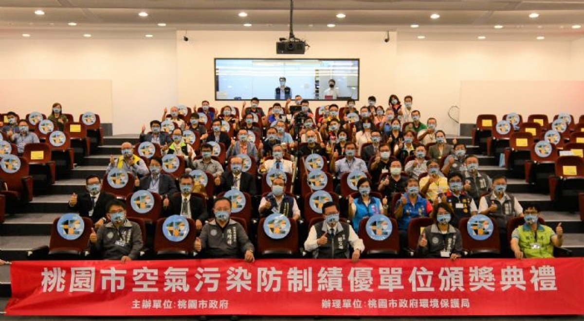 桃園市環保局舉辦「桃園市空氣污染防制績優單位聯合頒獎典禮」,市長鄭文燦親自頒獎表揚