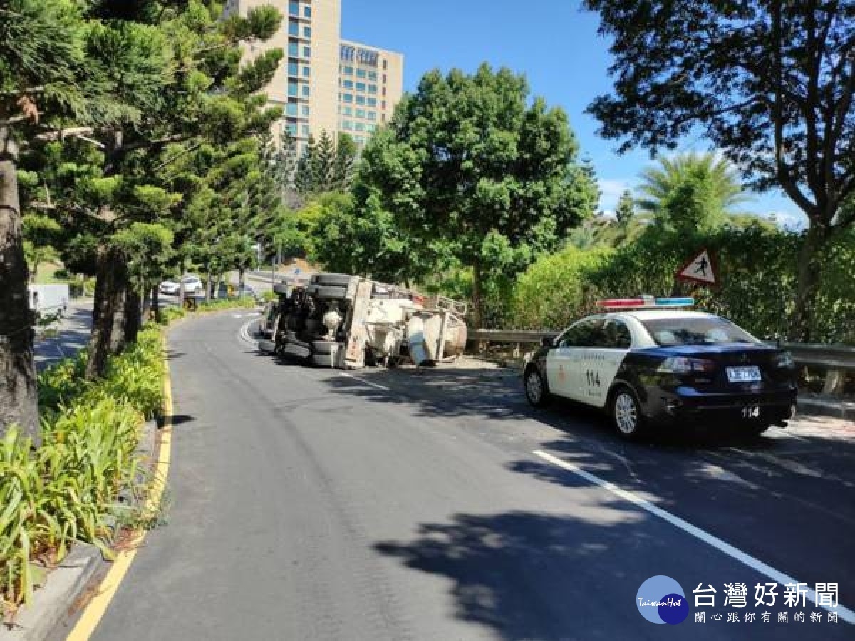 水泥車翻覆，司機受困多處擦傷送醫，無生命危險