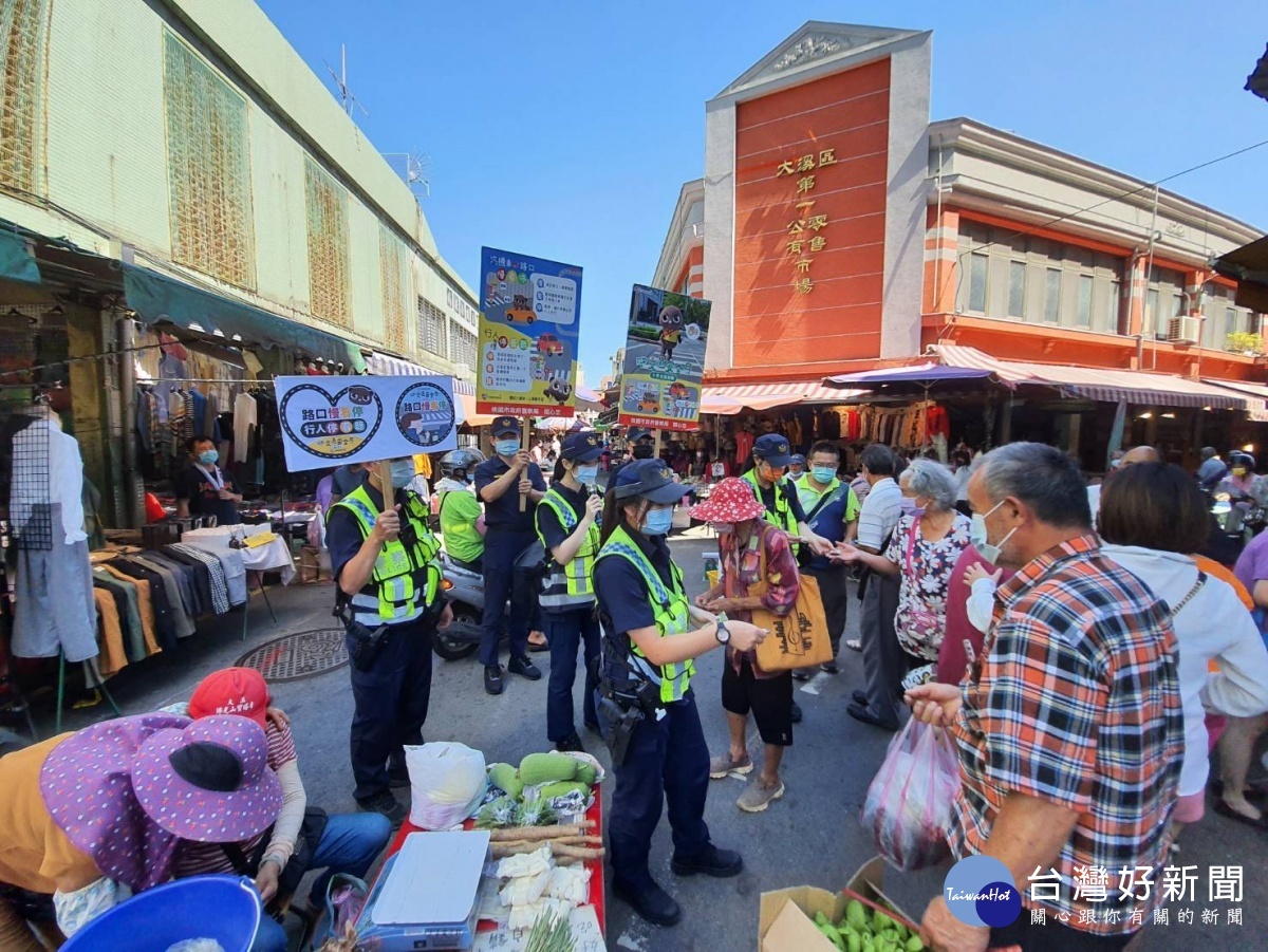 大溪分局辦理交通全宣導活動，沿途宣講此次交通安全月重點，強化宣導用路人遵守「路權」。