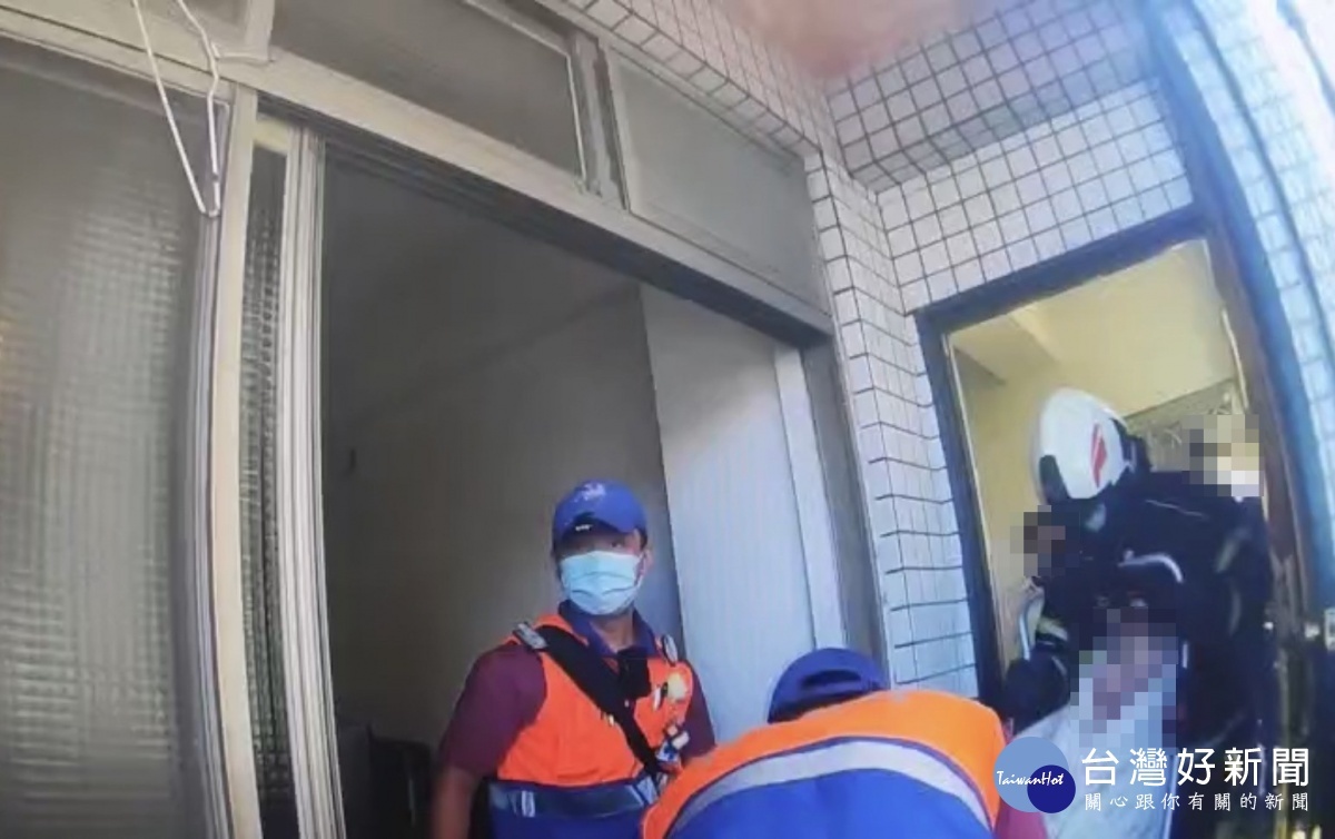 警方與消防隊當機立斷破門救護,將老翁送往醫院急救。