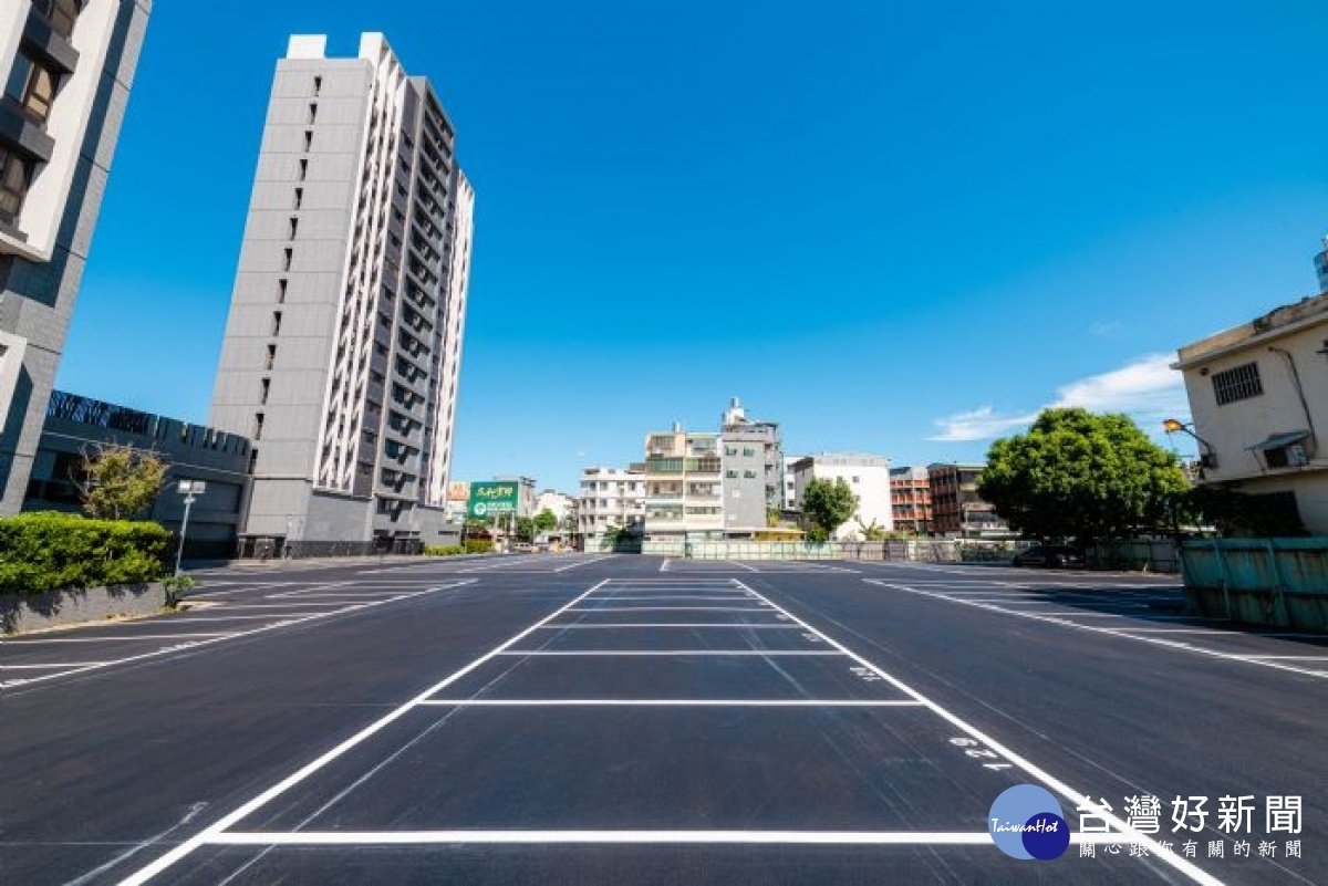 建國一村平面停車場由市府與國防部合作闢建而成