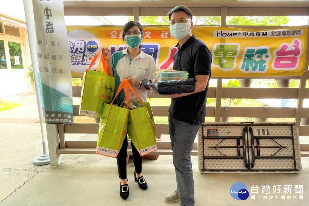 中嘉寬頻-北健致贈觀音愛心家園所需物資,包含垃圾袋、彩色筆、蠟筆等,讓憨兒寶貝們感受到社會滿滿的關懷。