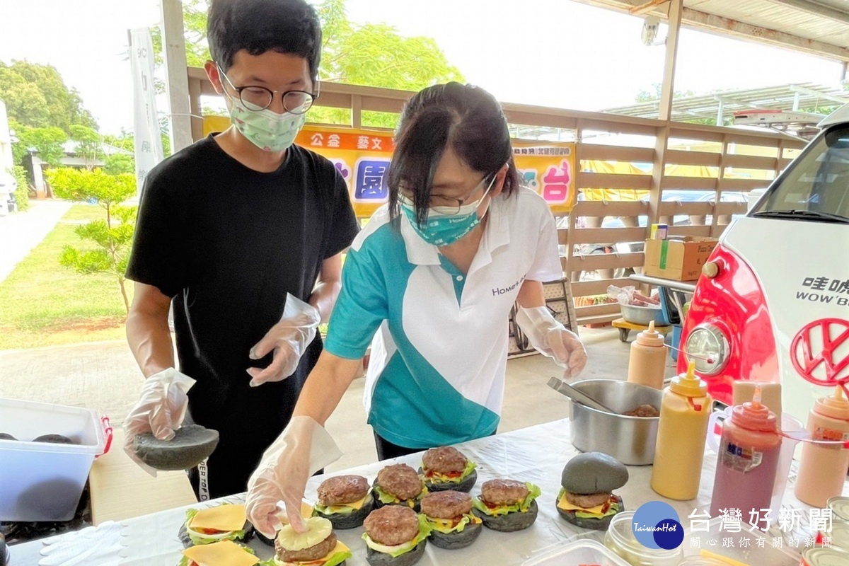 中嘉寬頻-北健總經理徐雪玲現場製作漢堡,希望讓憨兒們品嚐到美味漢堡。