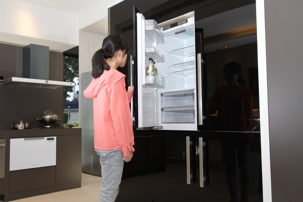博朗格嵌入式冰箱原價51800，可以配合高標準的裝潢需求進行隱藏，在10月更加優惠。