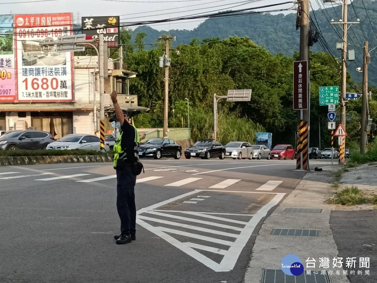 龍潭警察分局因應雙十連假疏導遊樂區周邊交通