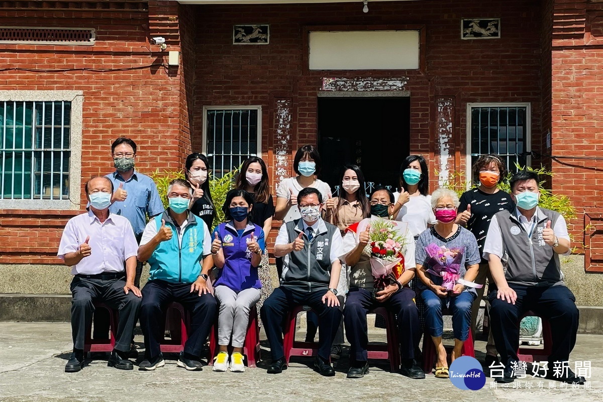 桃園市110年長青及敬老楷模表揚,桃園市長鄭文燦到宅親自頒獎表達敬意。