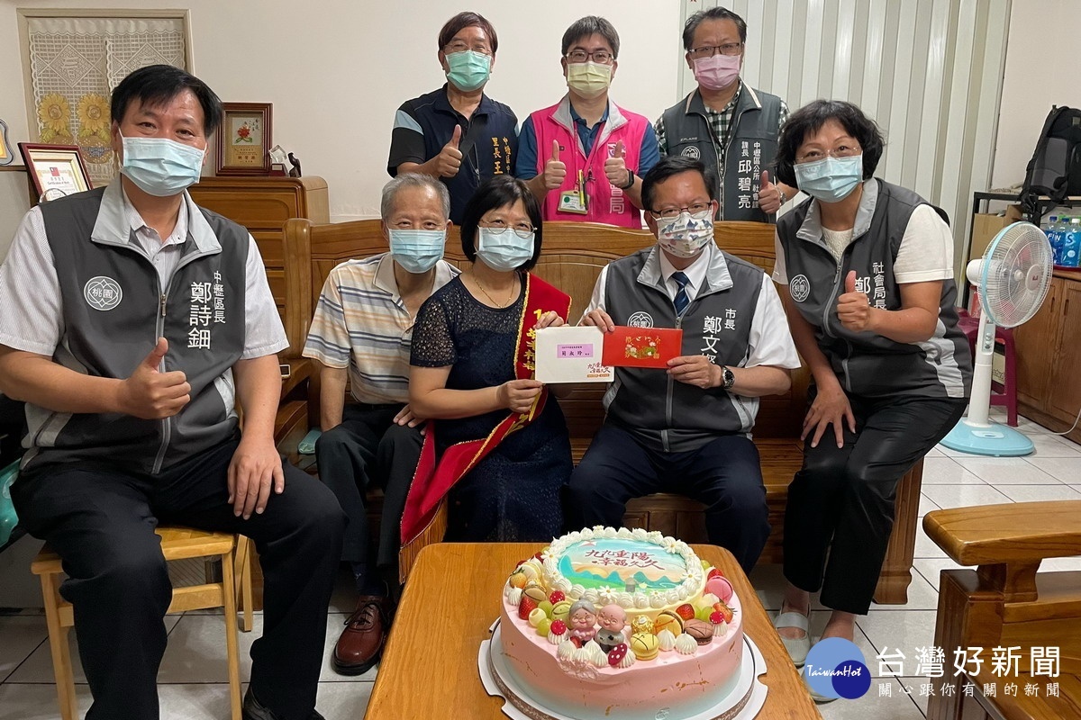 桃園市110年長青及敬老楷模表揚,桃園市長鄭文燦到宅親自頒獎表達敬意。