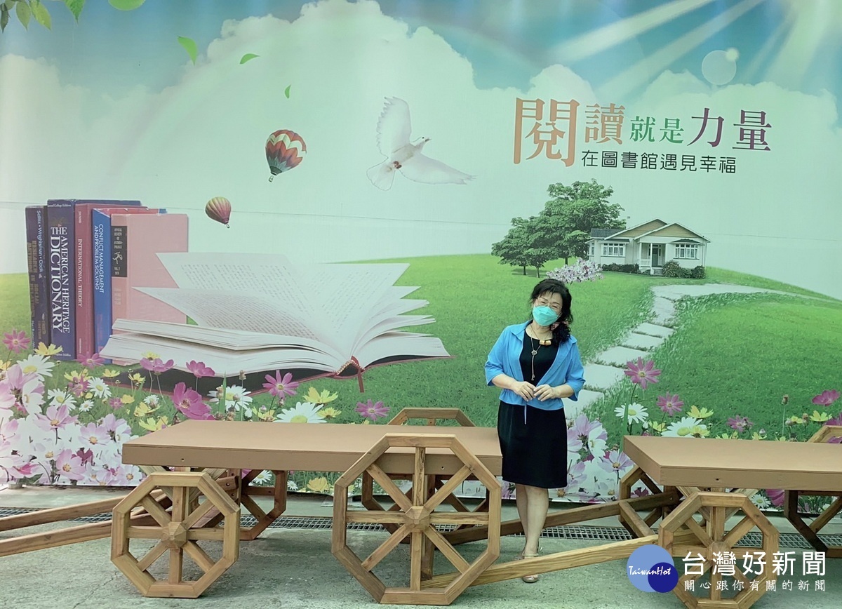 閱讀就是力量,在圖書館遇見幸福,館長徐玉玲籲請鄉親多加利用圖書館資源。〈記者吳素珍攝〉