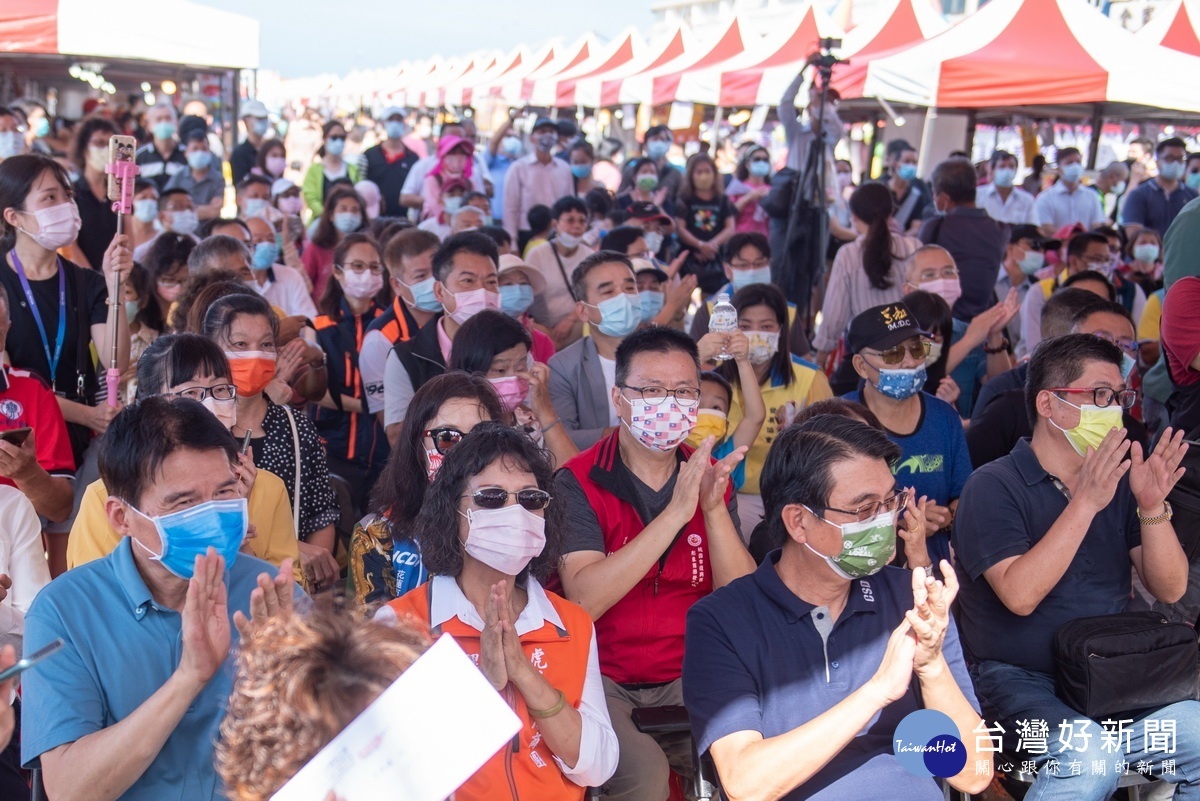 2021中華民國全國商圈國際嘉年華熱鬧登場,吸引眾多民眾全家一起到場參觀購物吃美食。