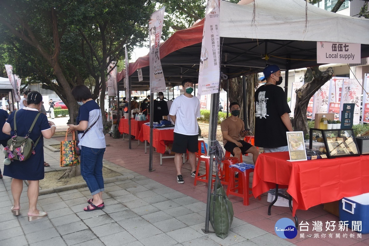 現場的多家商店推出不同商品深具特色。（縣府提供）