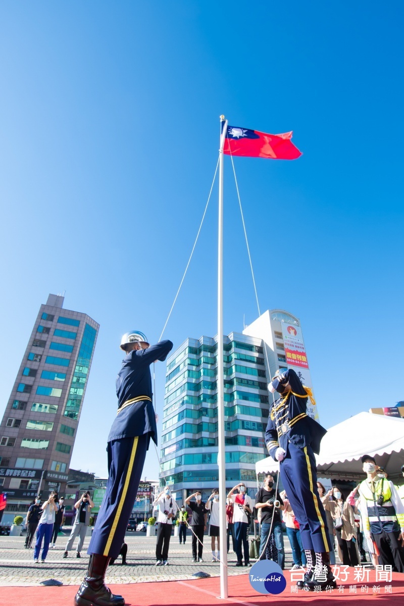 慶祝雙十國慶，桃園市政府於府前廣場舉辦「桃園市慶祝110年國慶升旗典禮」。