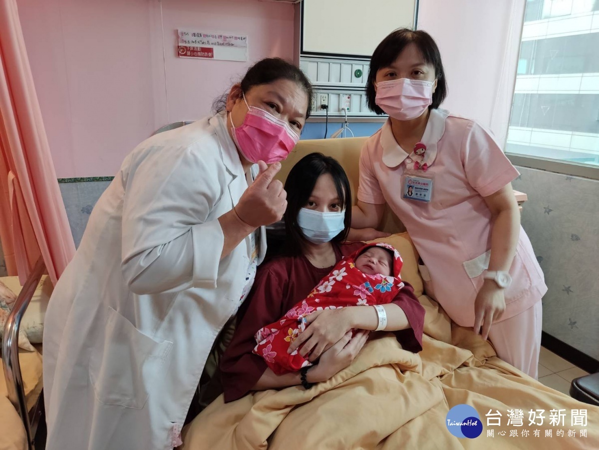 宏其婦幼醫院首位國慶寶寶自然產誕生，劉姓產婦喜悅表示這是第一胎