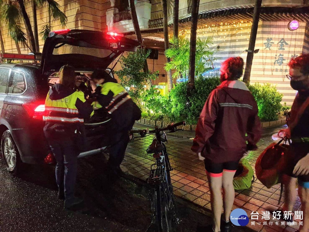 愛爾蘭情侶單車環島遇颱風全身溼透,大園警熱情伸援手