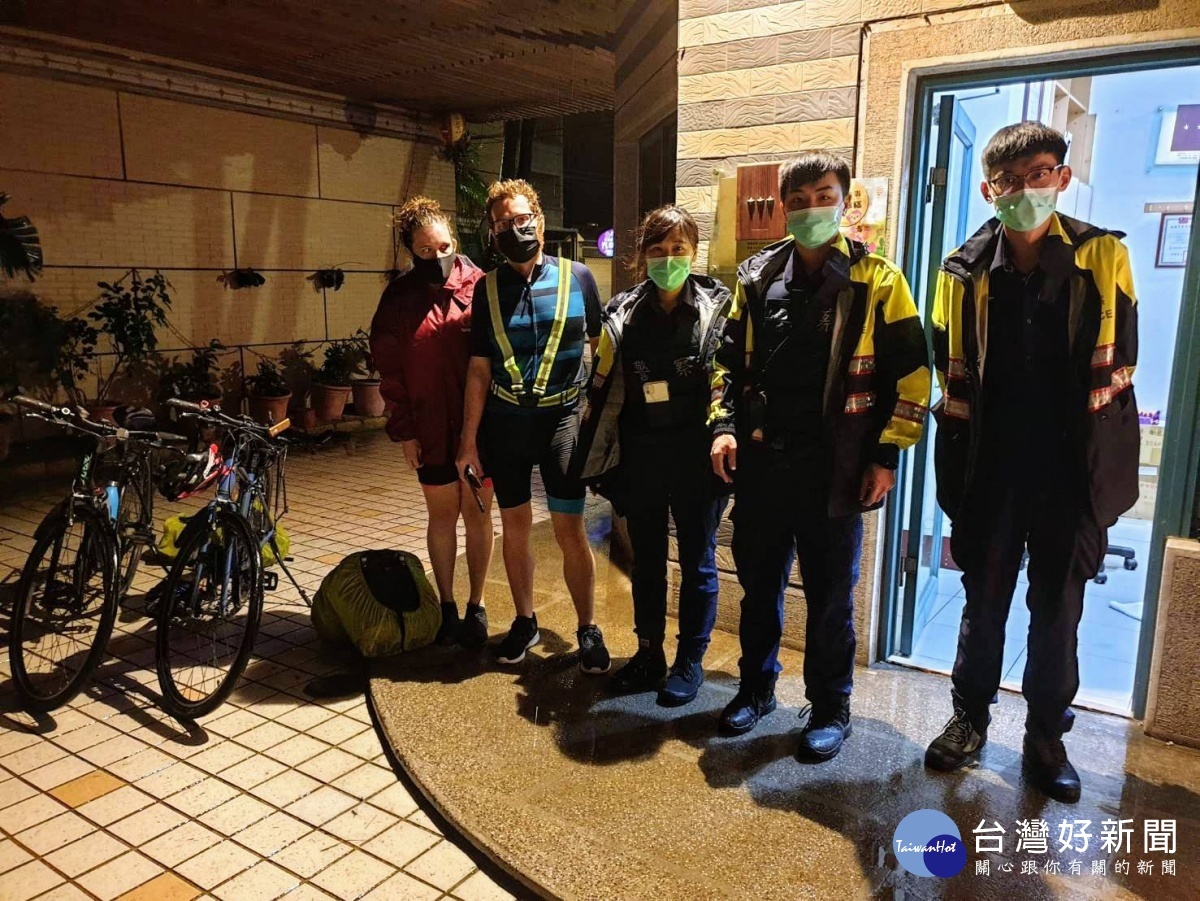 愛爾蘭情侶單車環島遇颱風全身溼透,大園警熱情伸援手