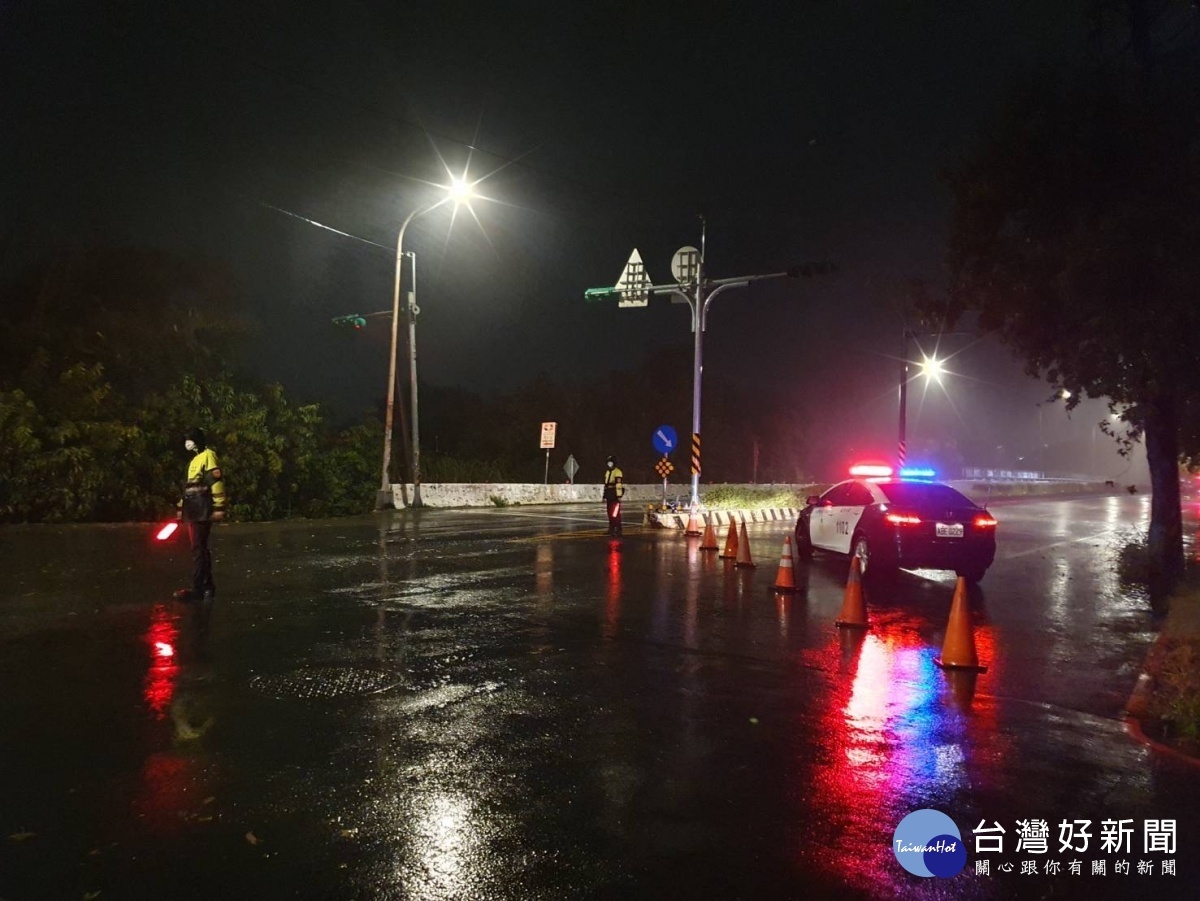 圓規颱風外圍環流豪雨造成路樹倒塌，龍潭警冒雨拉樹交管