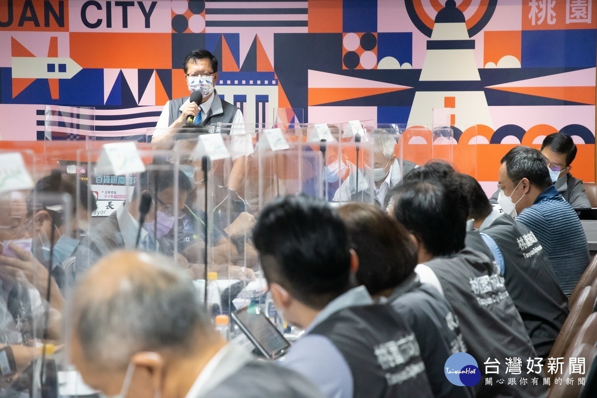 全國疫苗接種計畫進入「全齡接種、二劑擴大」,桃園市長鄭文燦強調不會出現疫苗孤兒狀況。