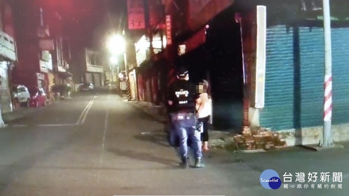 斗六警經調閱監視器尋獲迷途婦人/李光揚翻攝