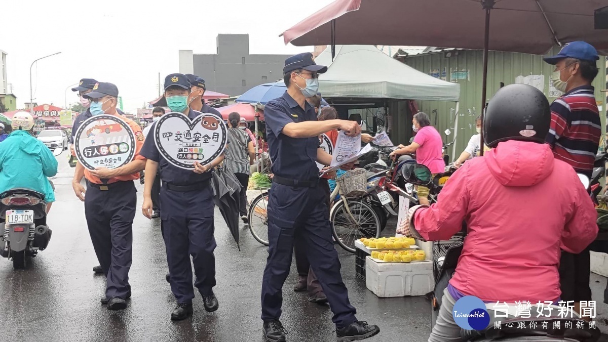 嘉義縣朴子警分局長陳鴻忠沿街發送交安文宣／陳致愷攝影