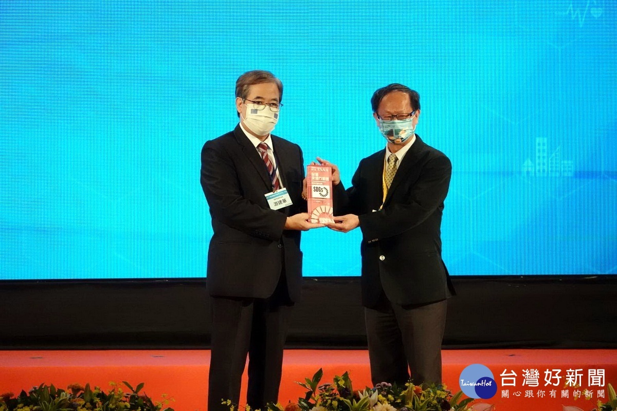 推動綠色城市受肯定，桃園市榮獲台灣永續獎3項殊榮，市府環保局長呂理德代表領獎。