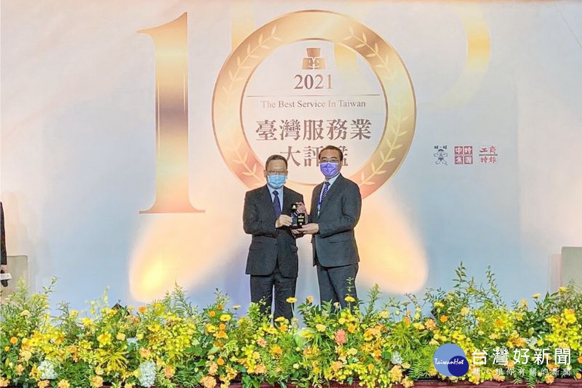 2021臺灣服務業大評鑑,桃捷榮獲軌道運輸類金牌獎,董事長劉坤億代表領獎。