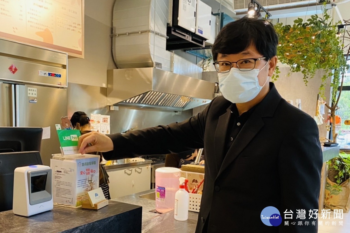立法委員趙正宇以實際行動運用振興券到庇護商店「陪你走一段路」工作坊消費,達到振興經濟與做公益雙重功效。