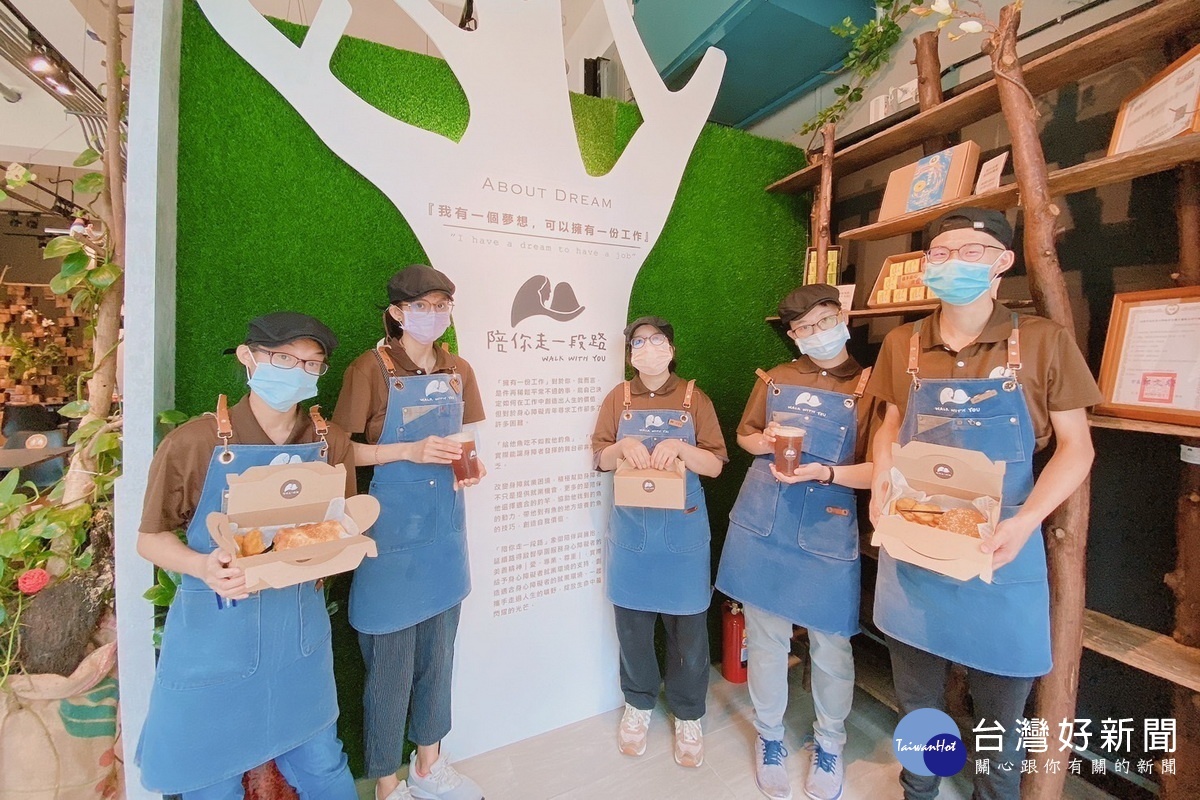 立法委員趙正宇以實際行動運用振興券到庇護商店「陪你走一段路」工作坊消費,達到振興經濟與做公益雙重功效。