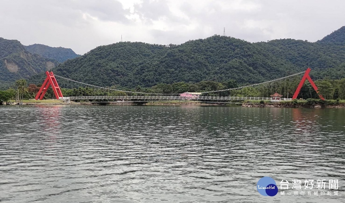 情人公園內的同心橋，以「雙人」為造型／陳致愷攝影