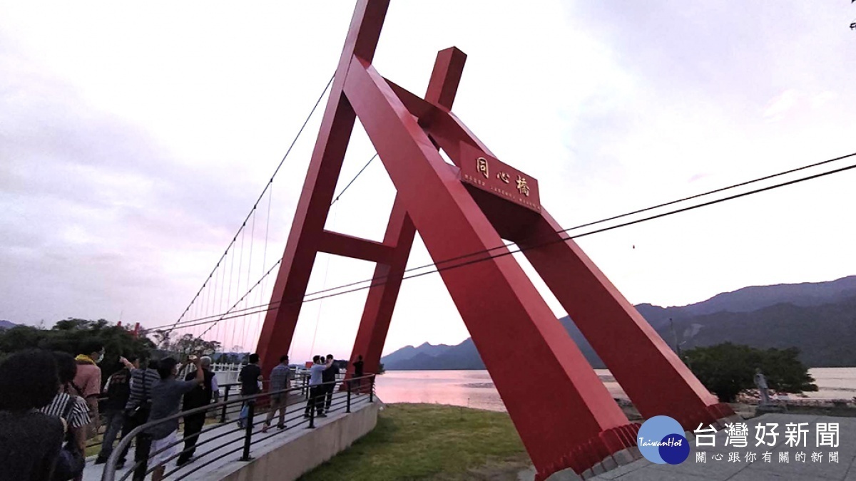 情人公園內的同心橋，以「雙人」為造型／陳致愷攝影