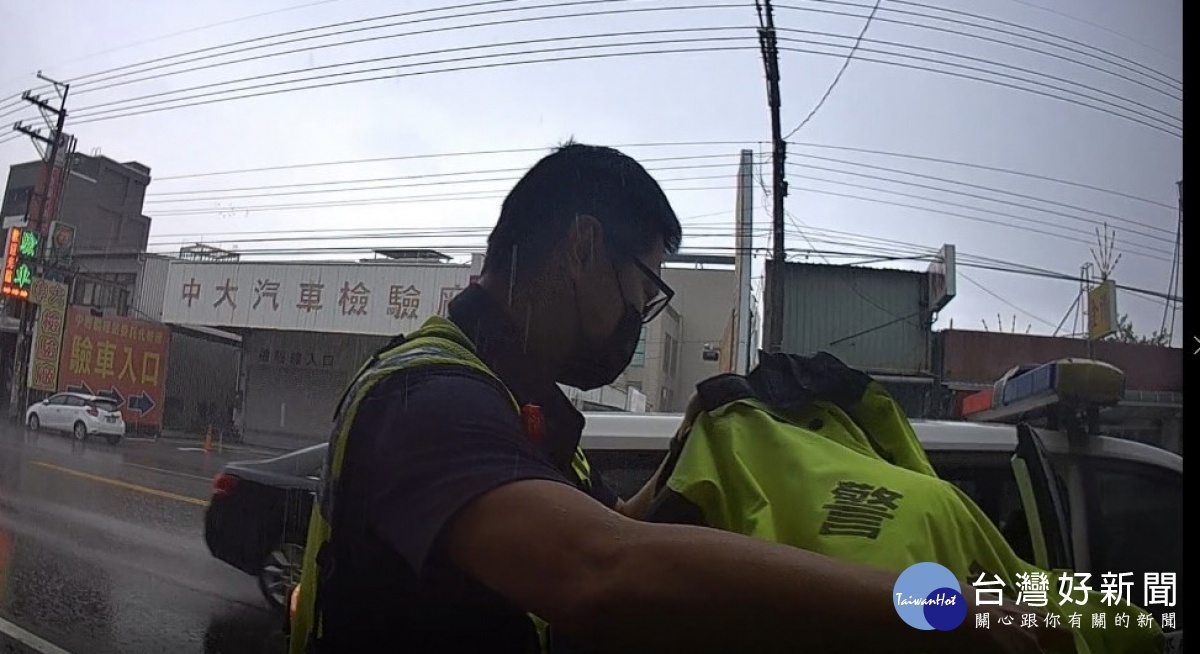 老婦人大雨中迷途,暖警訪詢舊址鄰居協助返家