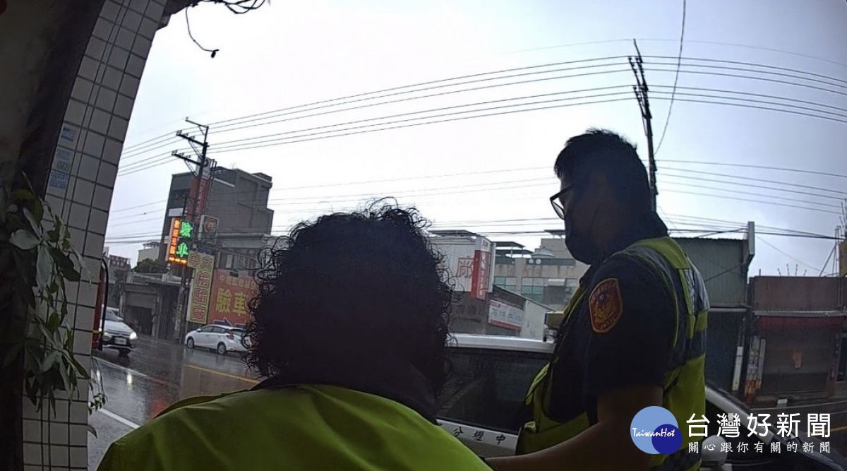 老婦人大雨中迷途,暖警訪詢舊址鄰居協助返家