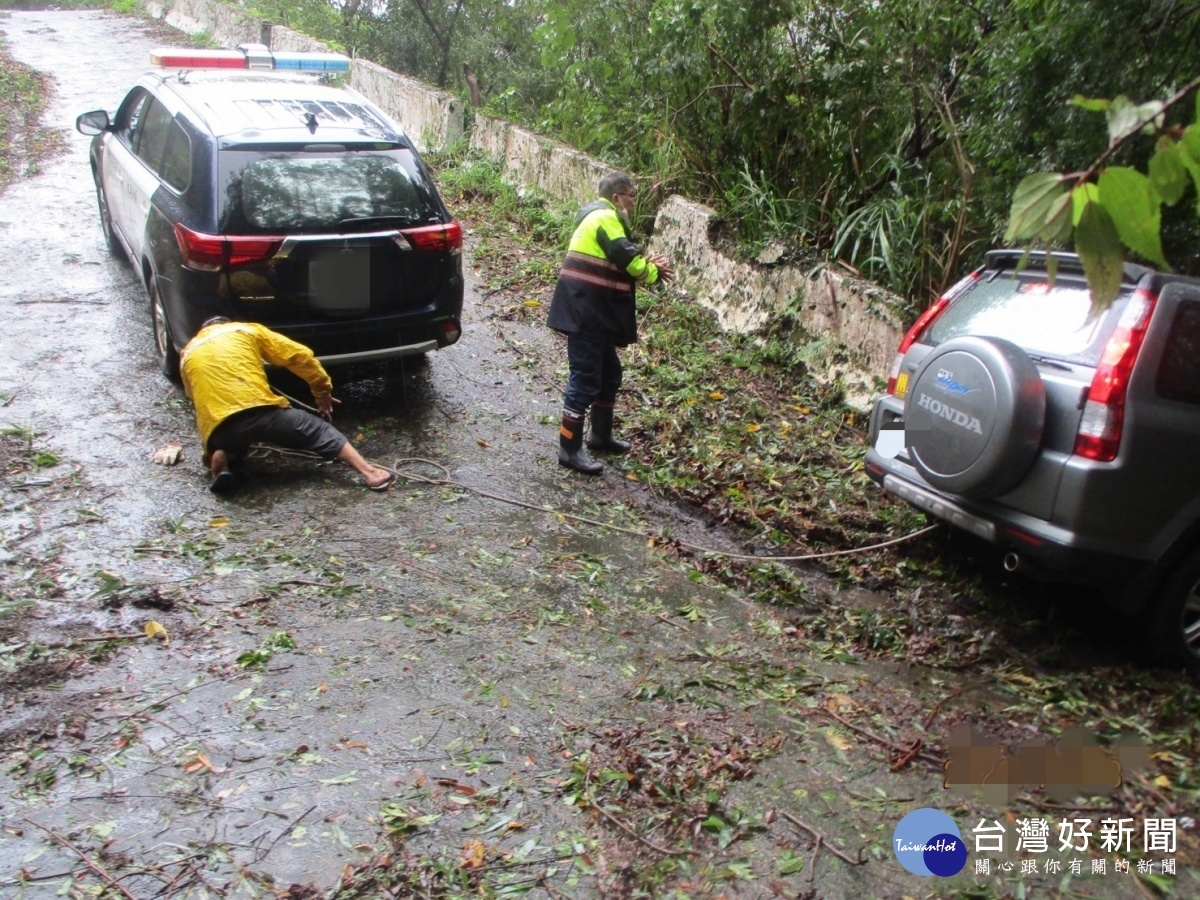 民眾駕車誤闖墓園不慎受困,大溪警員冒雨救援