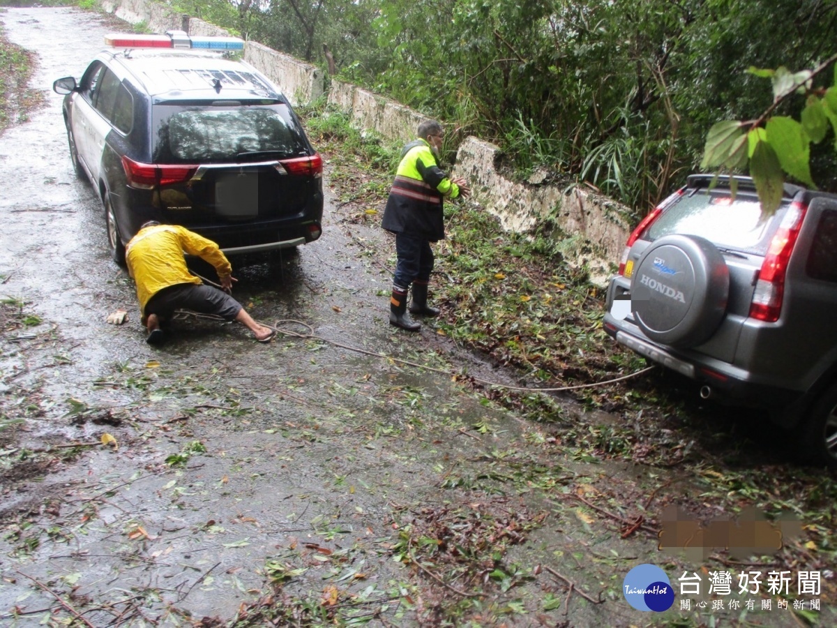 民眾駕車誤闖墓園不慎受困，大溪警員冒雨救援