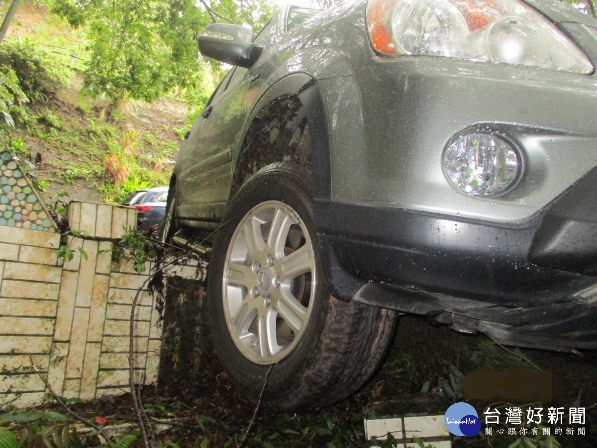 民眾駕車誤闖墓園不慎受困,大溪警員冒雨救援