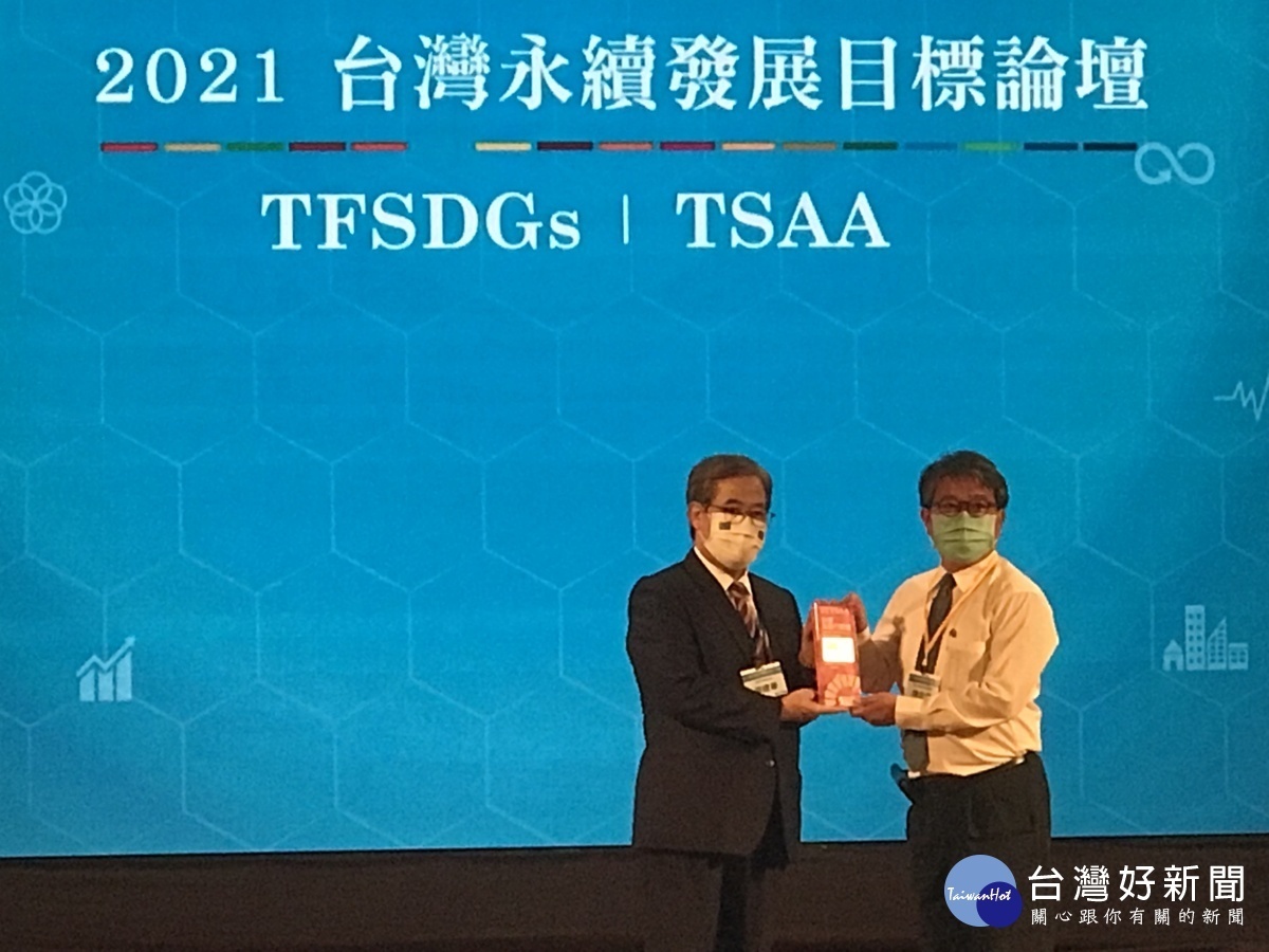 台中市環保局長陳宏益(右)出席領獎