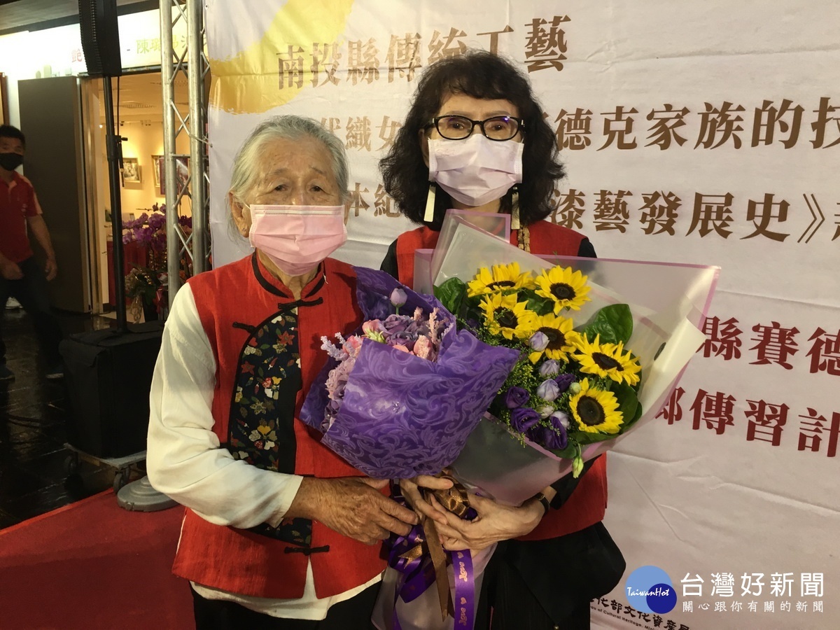 張貴珠(左)、張鳳英母女對原鄉傳統編布工藝卓有貢獻。(記者扶小萍攝)