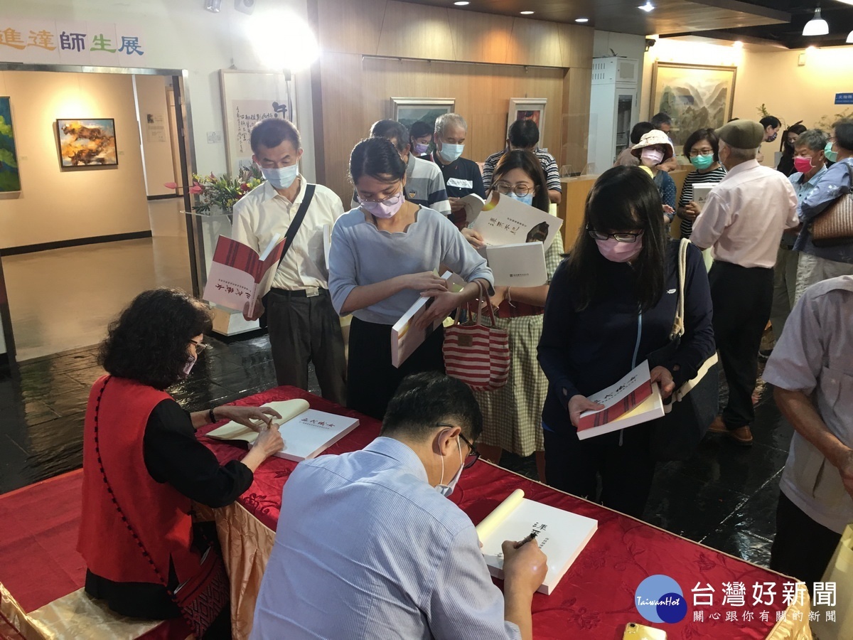 張、黃老師為大家簽書。(記者扶小萍攝)