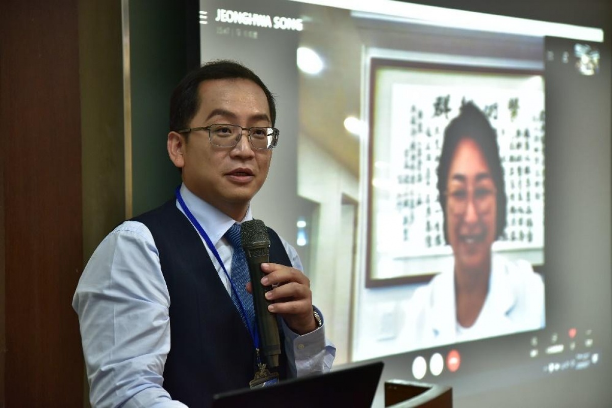 沈瑞斌醫師與美顏針創始人-韓國宋貞和教授連線,一起推廣教學。