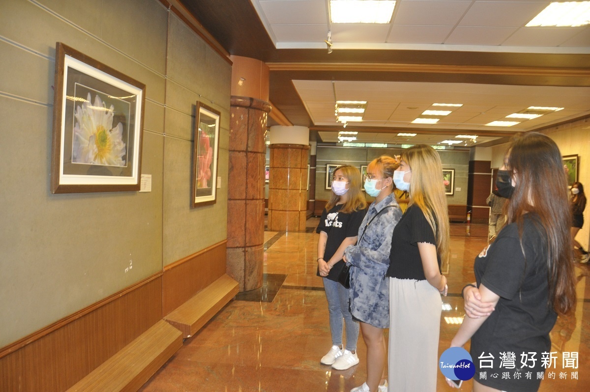 美容系的學生專程到展覽廳欣賞老師的精彩攝影作品。