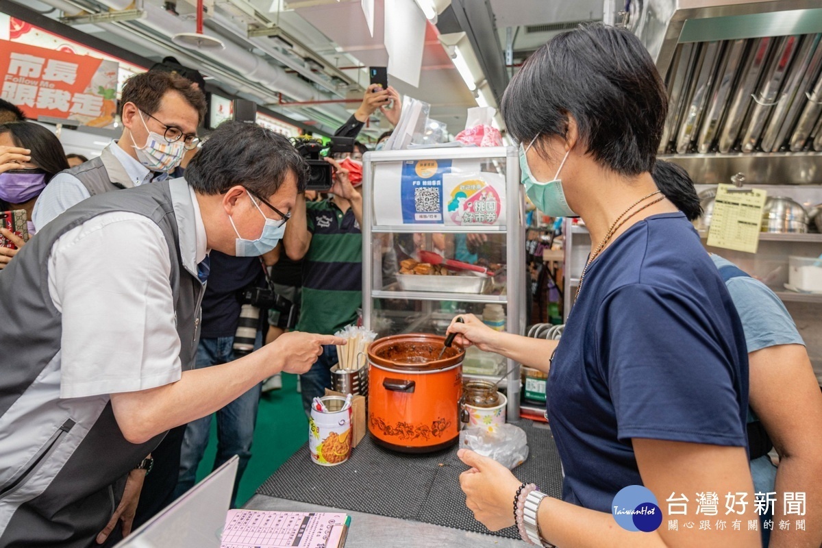 桃園市長鄭文燦於桃園區東門市場開幕典禮後巡視攤商。