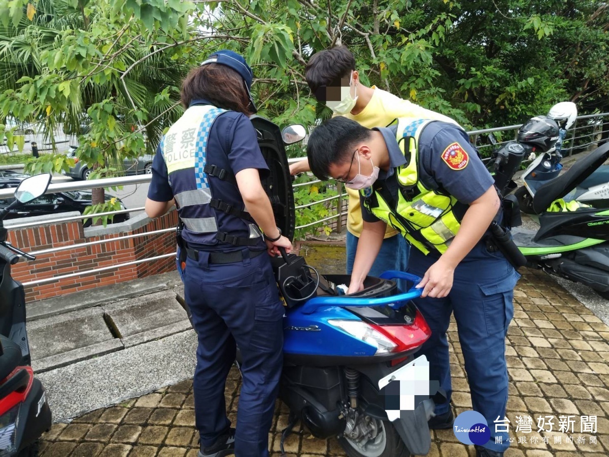 接種疫苗後車輛發不動,楊梅暖警熱心協助