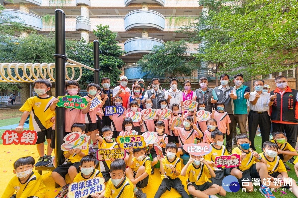 中壢區元生國小舉行創校20週年校慶活動,桃園市長鄭文燦與大家合影。